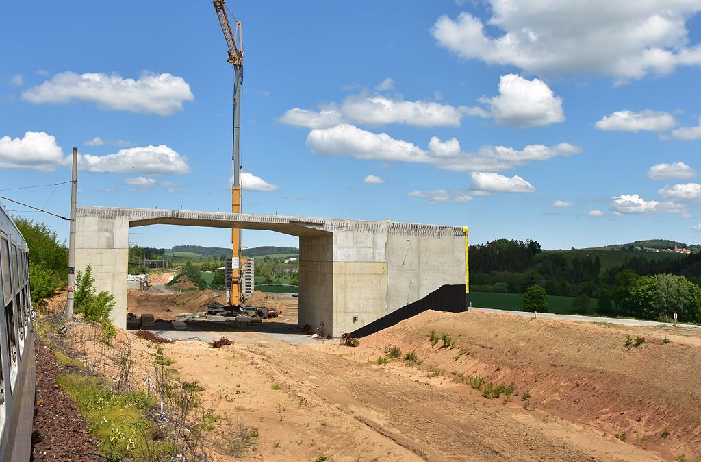 Nov most na peloce mstn silnice . 12141 u Jikovce.