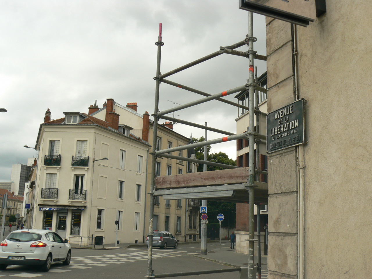 Pohled do ulice se zruenou trat, vlevo je dal ulice- Rue darmee Paton