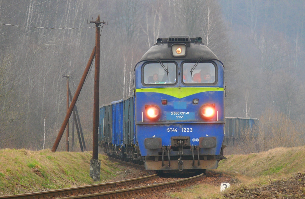 Scinawka Srednia : ST44-1223 s nkladnm vlakem do Scinawky Srednie, na postrku ST44-1222