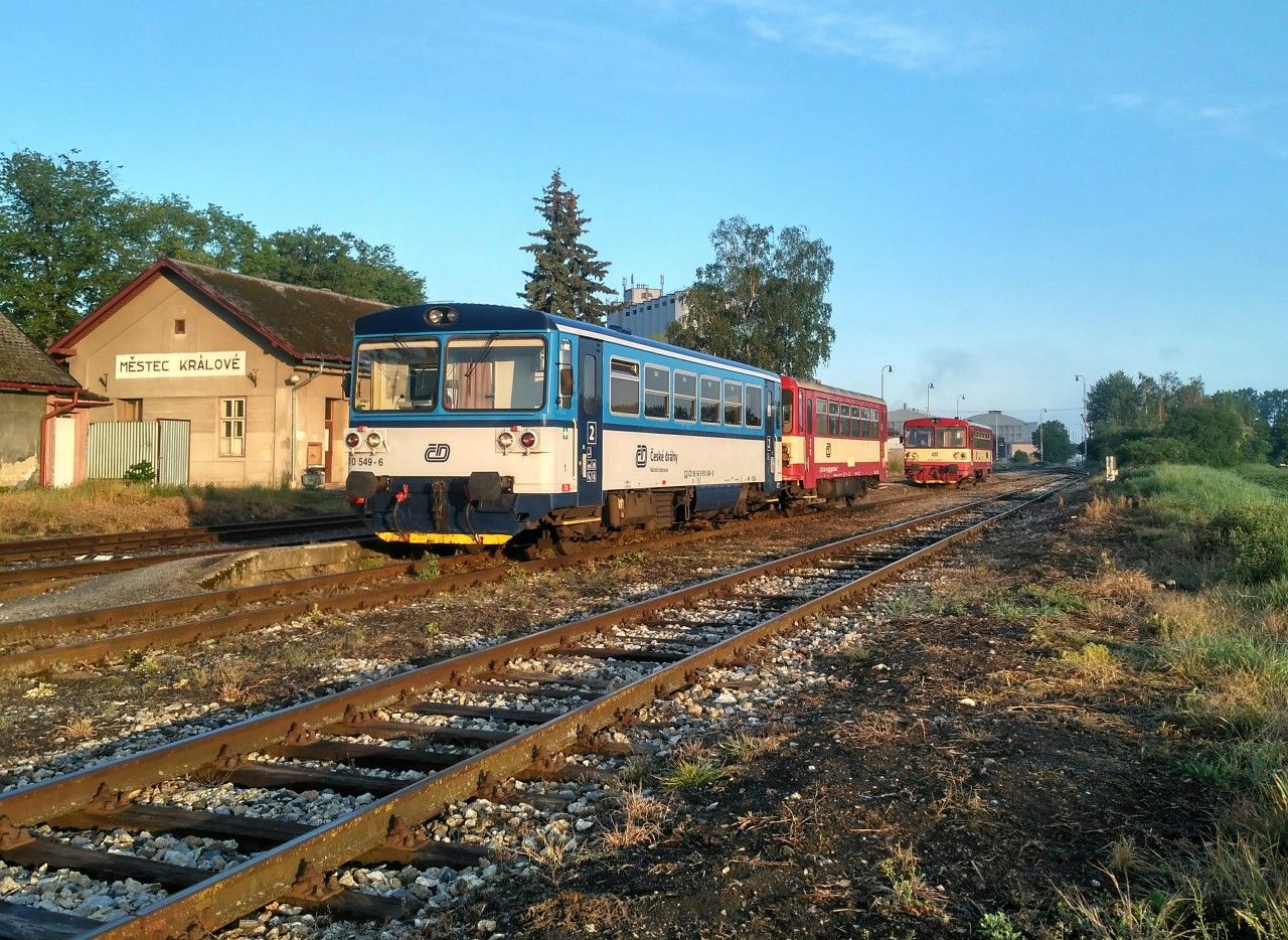 Mstec Krlov v rannm slunci, vlak 5705 s prv dobranm vozem