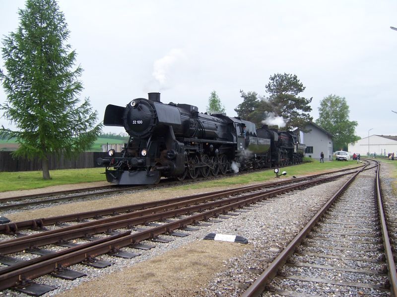 Dal posun dvojice parnch lokomotiv . 52 (52 100 a 52.4984)
