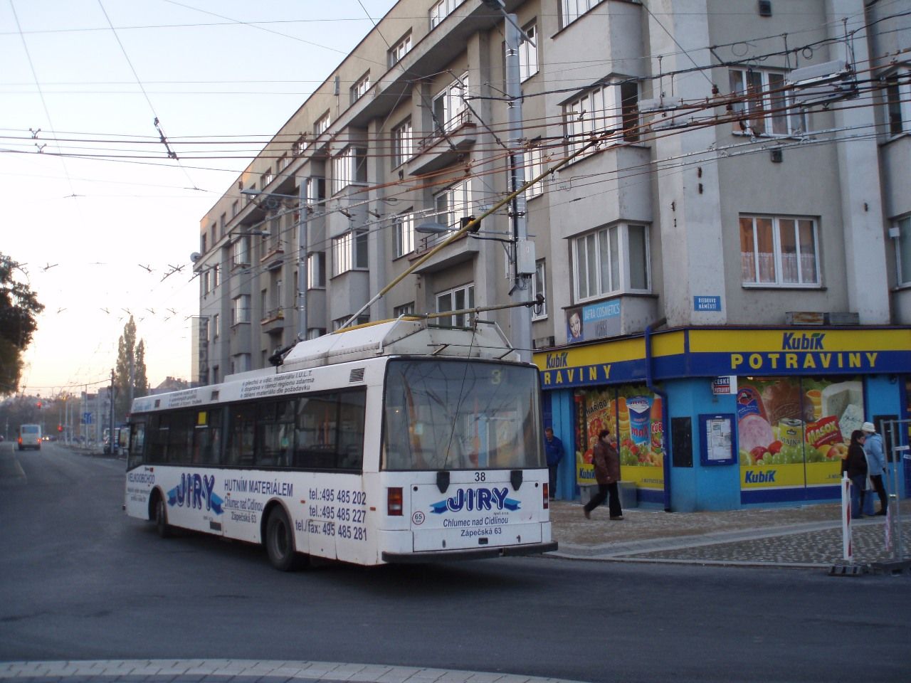 Ev. �. 38 st�le stoj�. Ohnuta je lev� stopa od poloangi�ana sm�r Pu�kinova.
