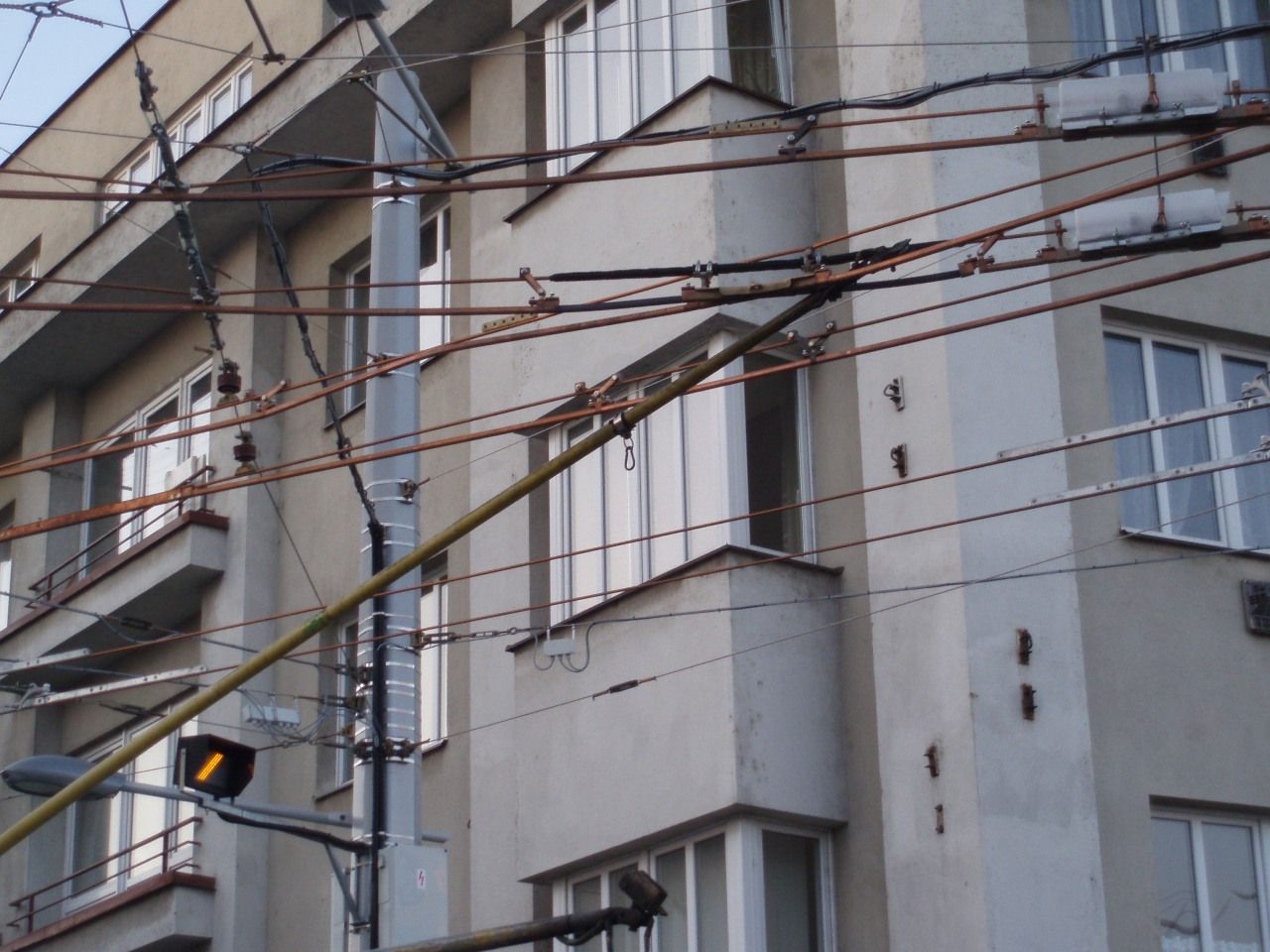 Detailn� pohled - lev� stopa t�sn� za k��en�m je ohnuta.
