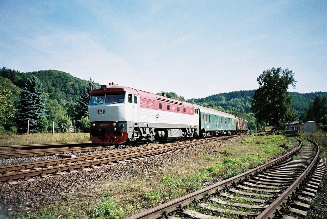 749.081 v sp�nov�ho vlaku od K.V. na Chom. proj�d� vojkovickou st., 5.9.2003