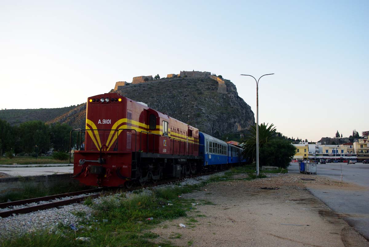 Osobn vlak ped odjezdem do Korintu