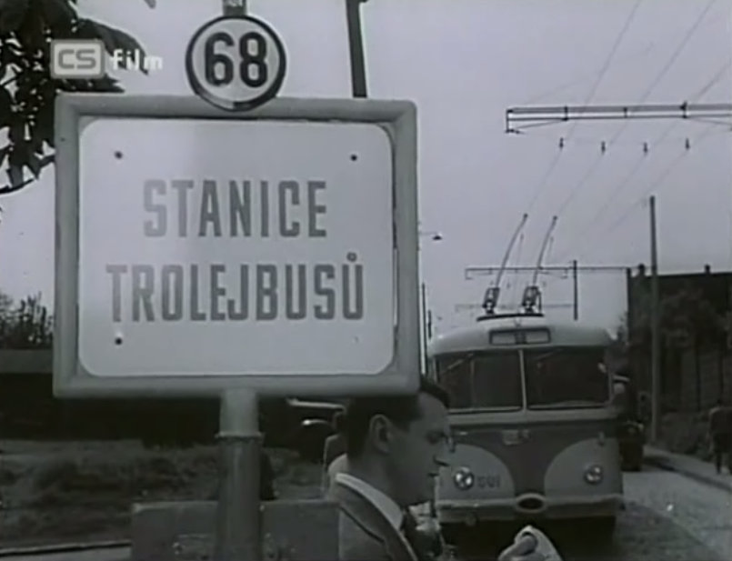 Zbr z filmu Chlap jako hora (1960) - fiktivn zast. l. 68 na manipul. trati do Vozovny Michle.