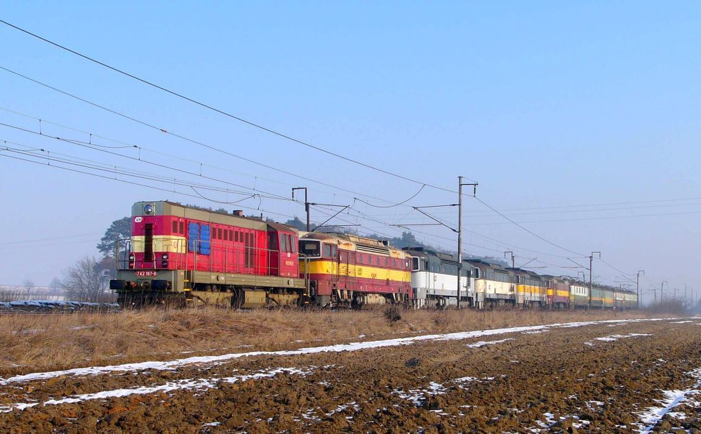122.021 - 9 v �ele konvoje s 10 kusy vy�azen�ch stroj� �ady 121,122 a 750. Na postrku 742.187 - 8