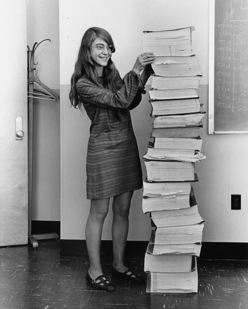 Margaret Hamilton s vytitnmi zdrojky projektu Apollo