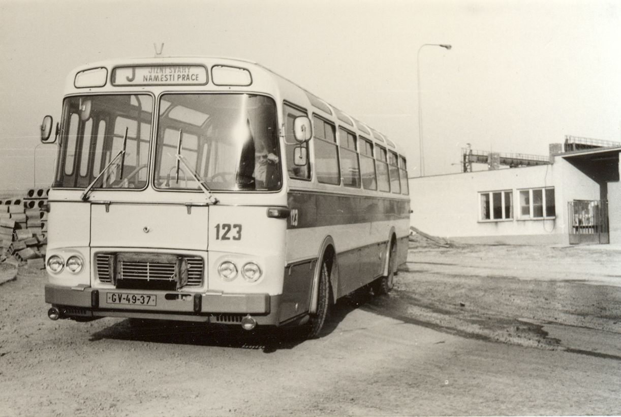 Autobus DPMG na lince J na provizornm obratiti u panelrny na Jinch Svazch (1976).