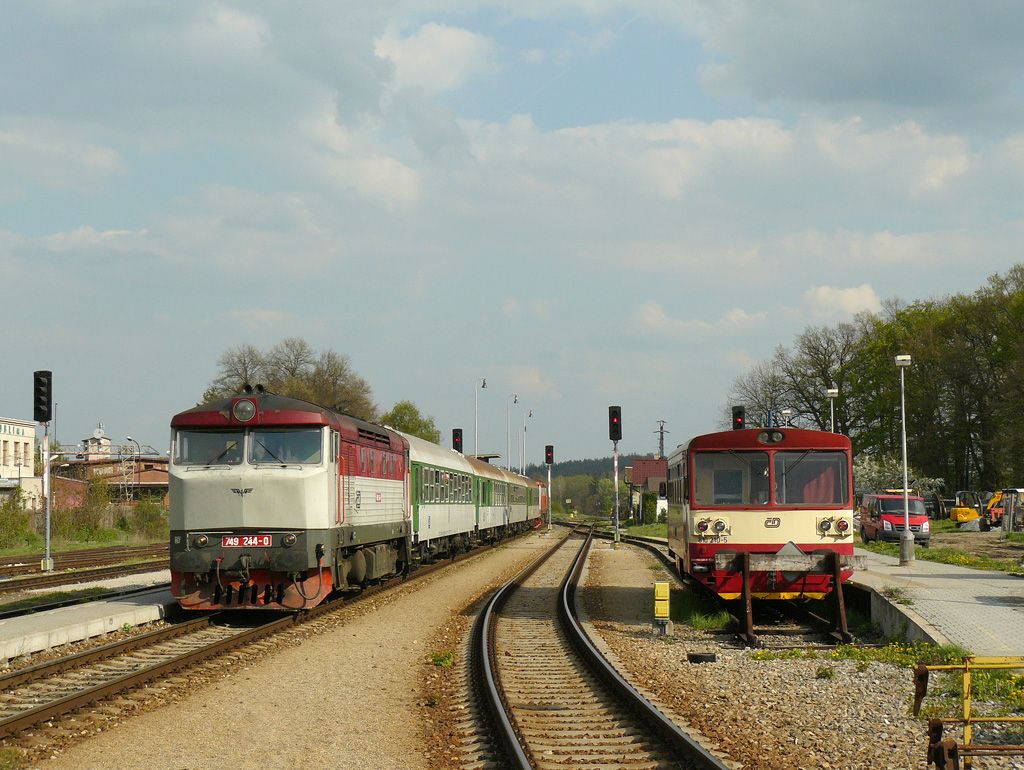 4 vozov a 2 lokomotivn rychlk
