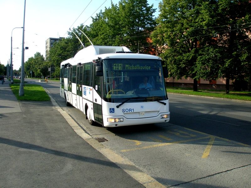 SOR1 p�ij�d� k zast�vce Vozovna trolejbus� na lince 101