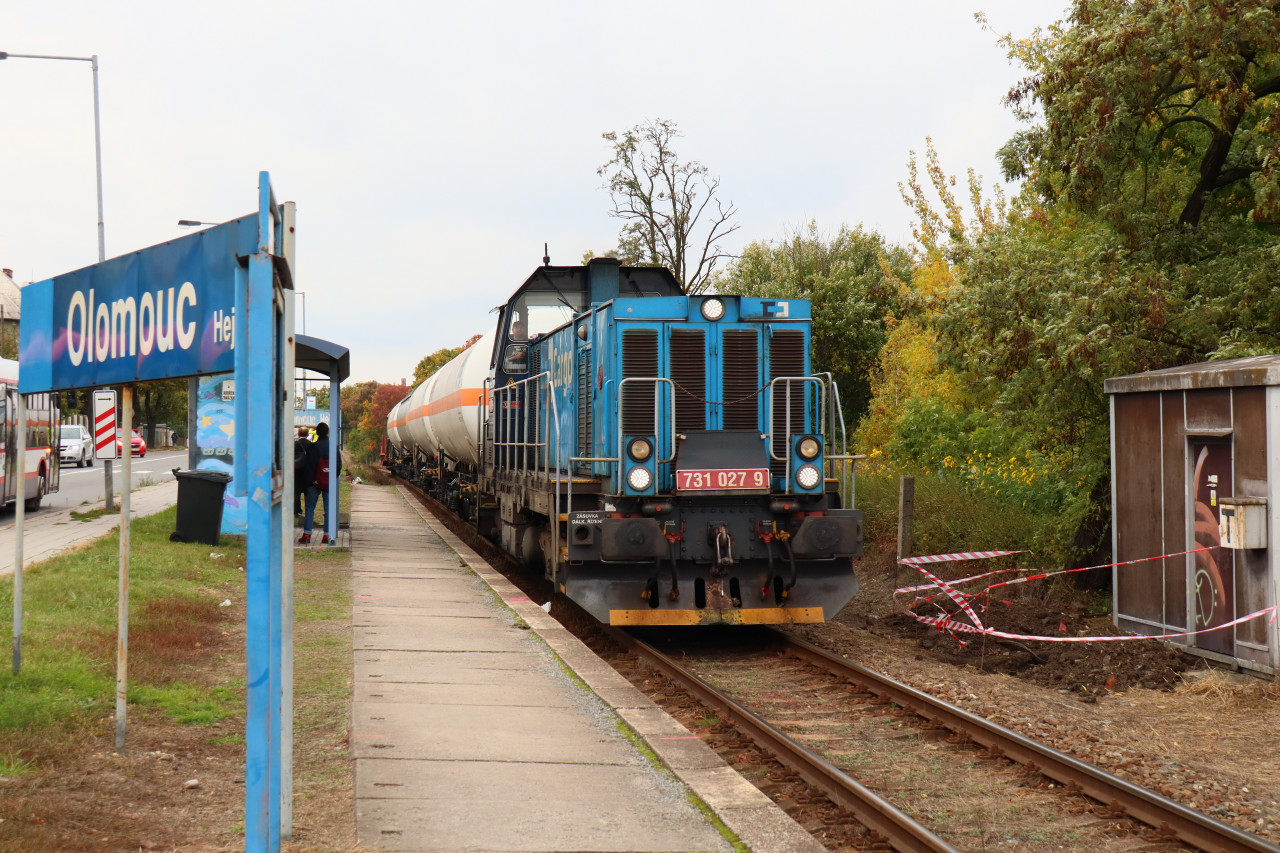 Lokomotiva 731.027 s vlakem Mn 81700 (Tebn - Olomouc) projd zastvku Olomouc-Hejn