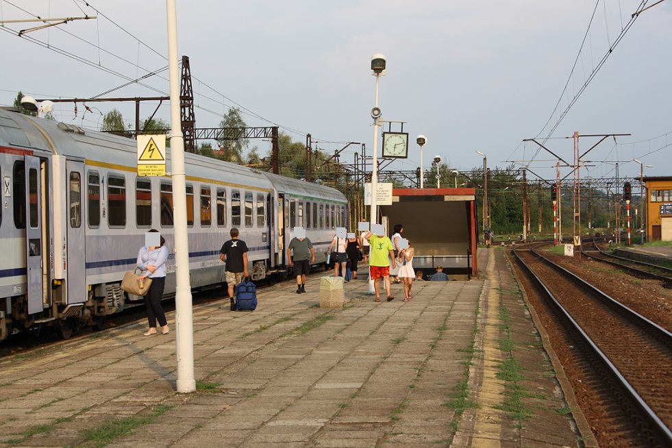 Souprava vlaku EIC 105 Sobieski stoj u nstupit v st. Zebrzydowice