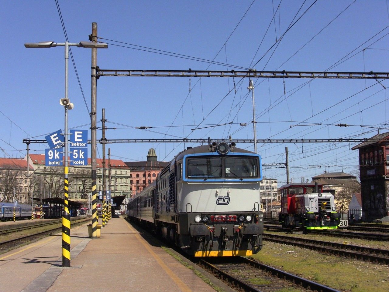 Setkn stroj z CZ LOKO - 794.001-8 a 750.710-6 v Brno hl.n., 21.4.2015
