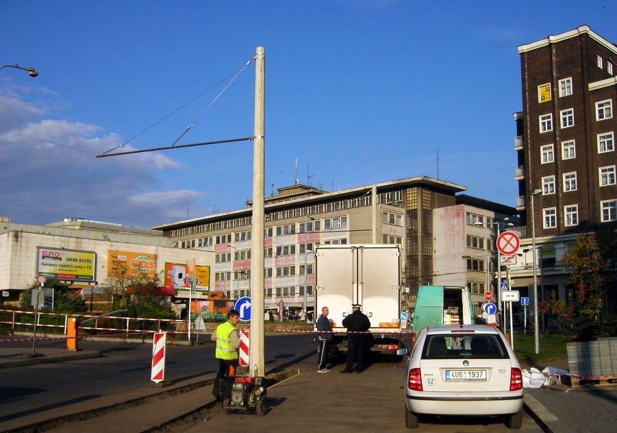 Prostor u AN ped propojenm trat kolem ndra se zbytkem st u divadla.