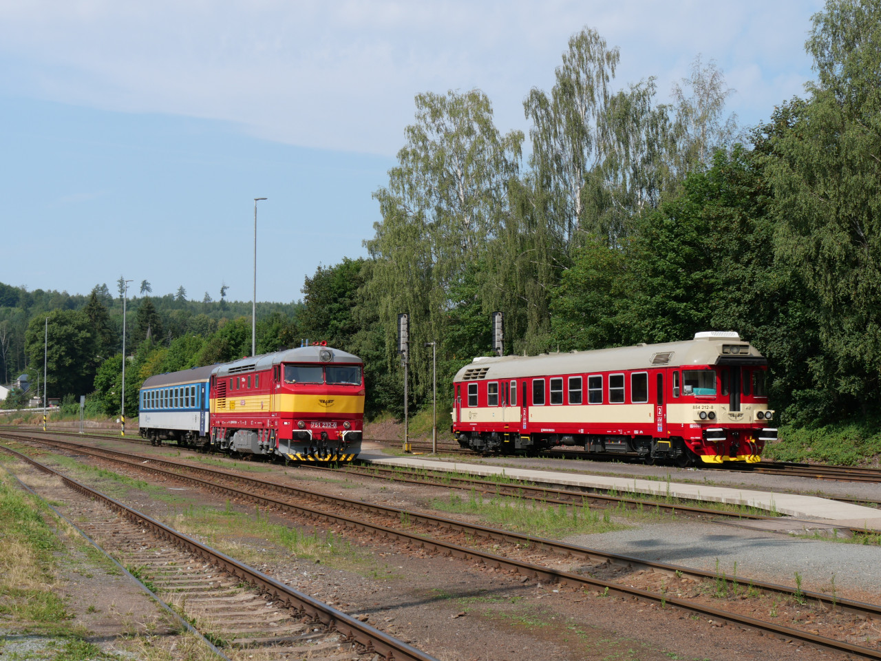 Trutnov st�ed : 751 232-0 a 854 212-8 