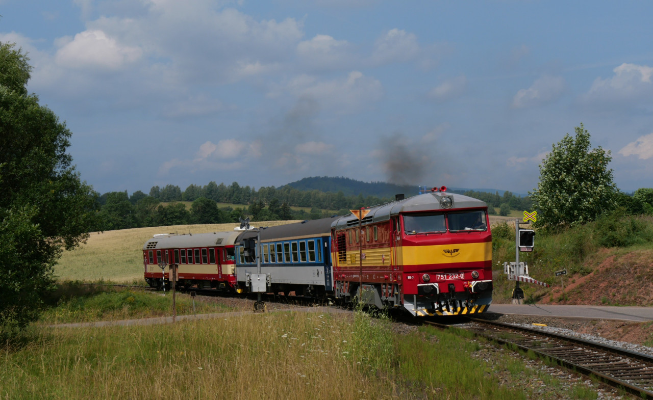 Chvale� : 751 232-0 s vlakem Sv 98191 do Mezim�st� 