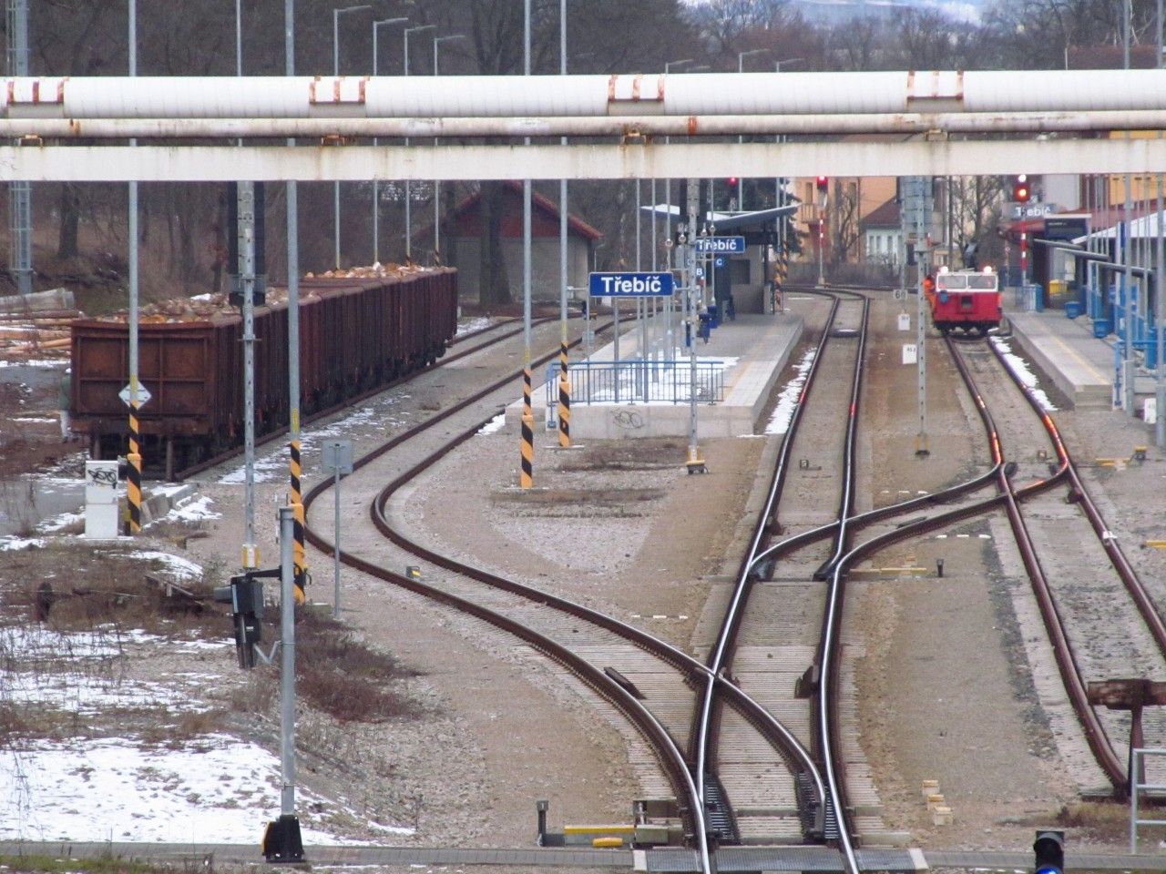 Nkladn vozy na manipulan koleji st. Teb; na 2. SK stoj MUV (pohled z mostu nad trat...)