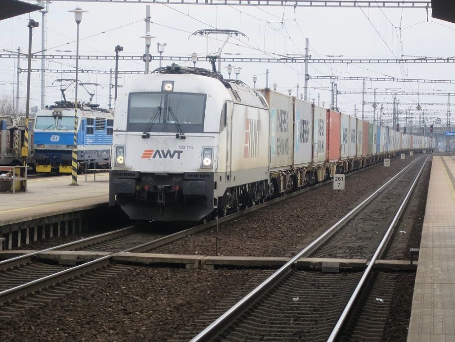 183.714 v ele kontejnerovho vlaku a 150.226 v ele vlaku R 347 Detvan; Ostrava-Svinov
