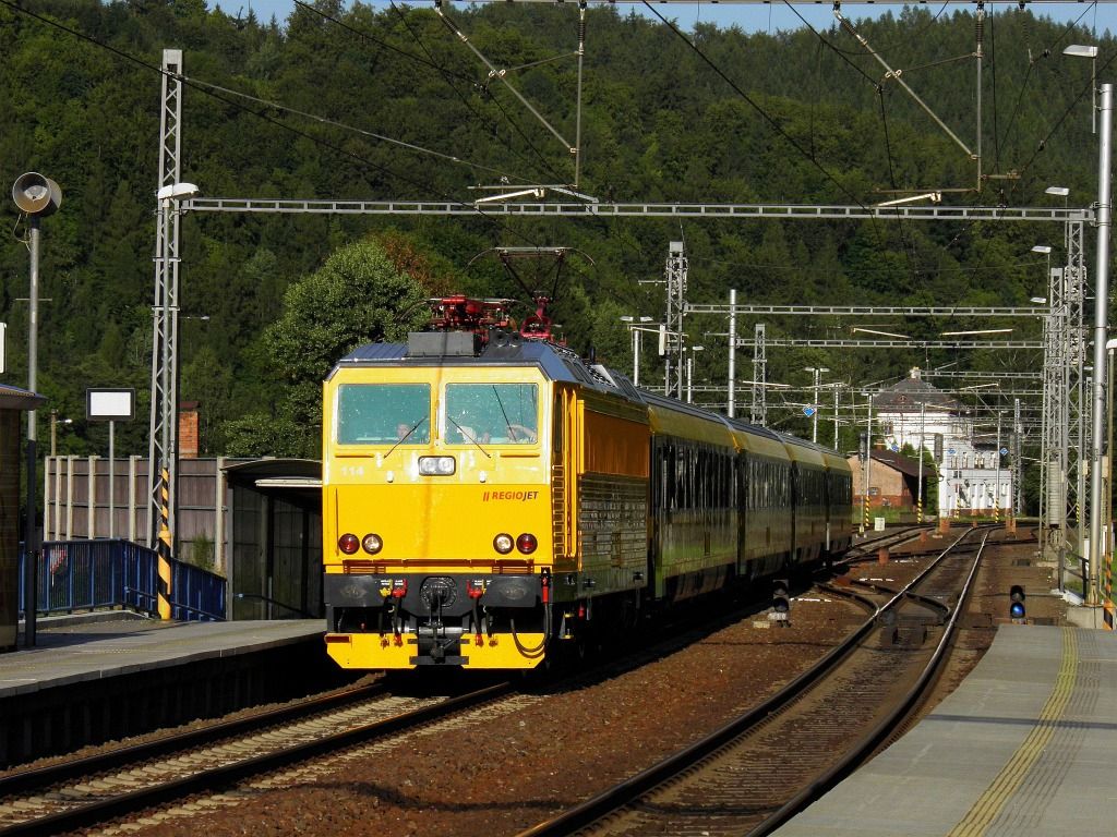 Souprava RegioJet cca v 17:40 v Hostejne.