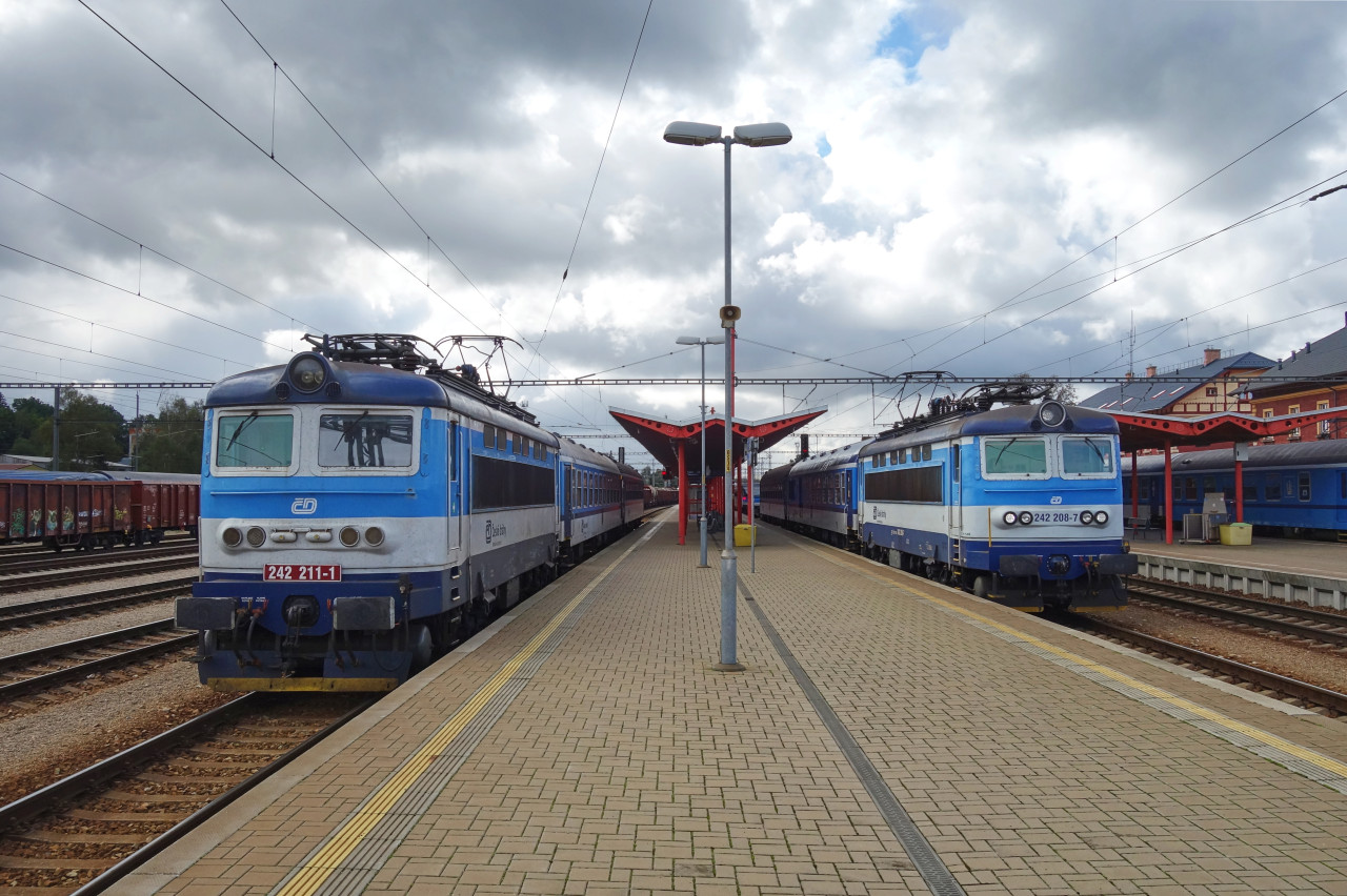 242.211 (Os Vesel� - J.Hradec) + 242.208 (Os �B - Vesel� - T�bor), Vesel� nad Lu�nic�, 20.9.2022