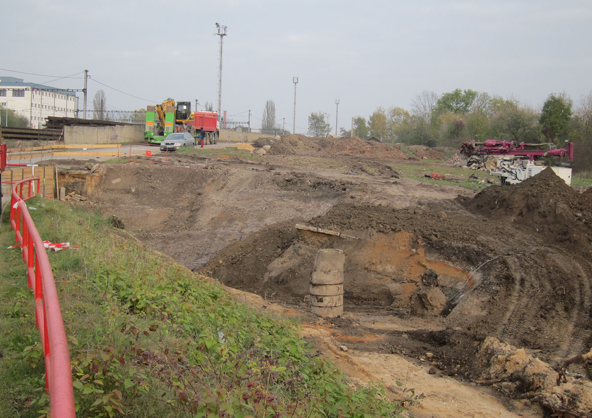 P�ivezli �i p�em�stili vrtnou soupravu, pozd�ji dal��, p� 31.10.14