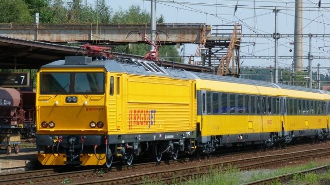 N�vrh - tmav� or�mov�n� �eln�ch oken Per�ingu. Foto Cilelis, �prava Zl�mal�k