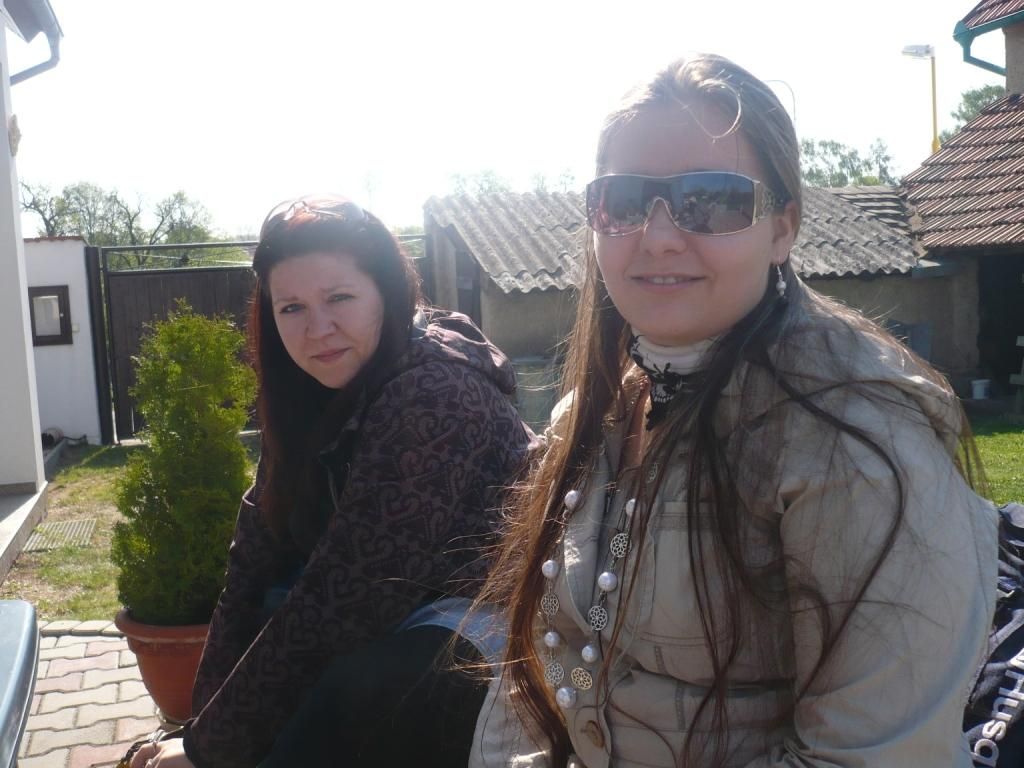 Na�e prvn� zast�vka po opu�t�n� vlaku - jen p�r des�tek metr� od trat�