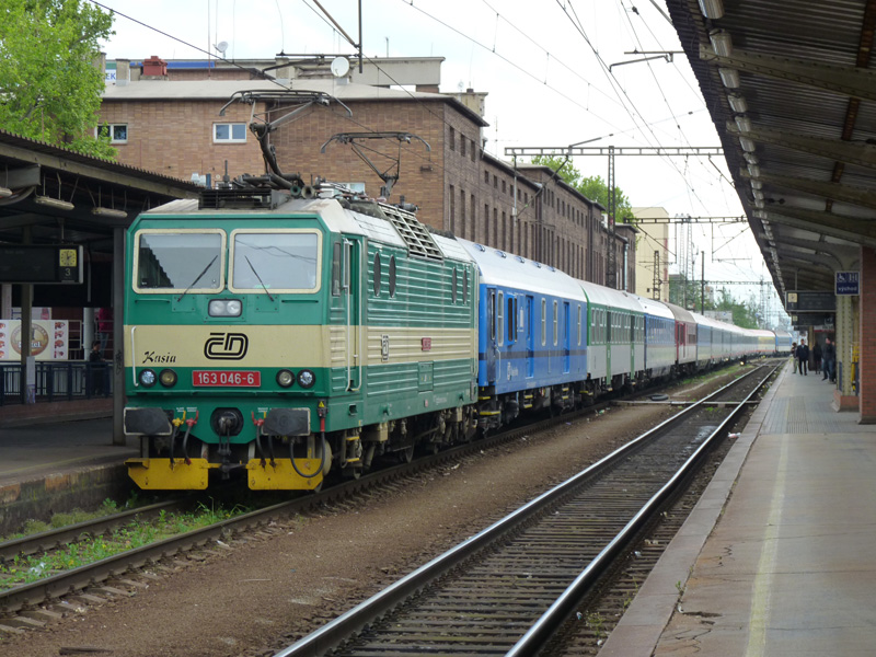 Soupravov vlak ped odjezdem z Olomouce.