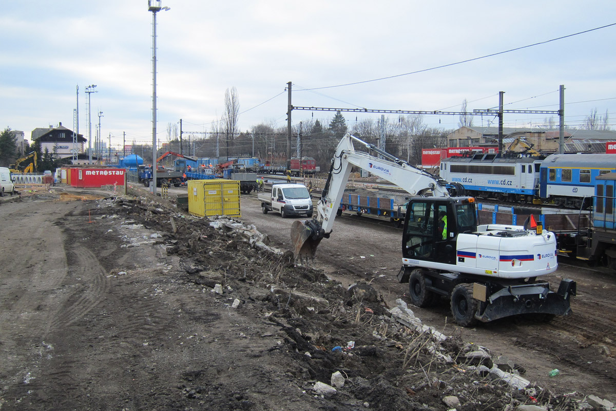 Demolice betonov� zdi pobl� podchodu, 10.2.