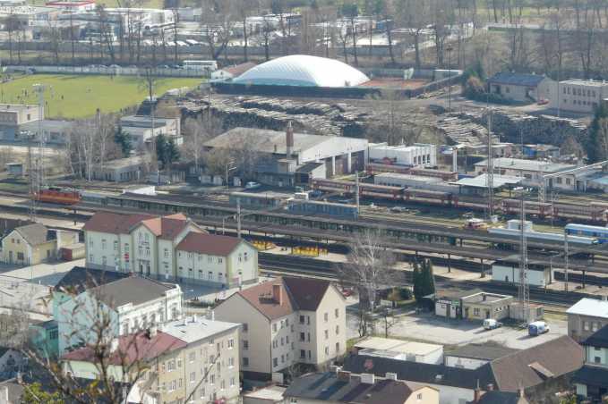 Pohled na celou Dinu soupravu s vlakem Os4615, foceno z kopce Kvtnice, 30.3.2008