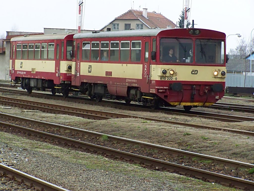 Os 24 818 s 810 222-0 v Moravskch Budjovicch 9.4.2010(foto Pavel Valenta)