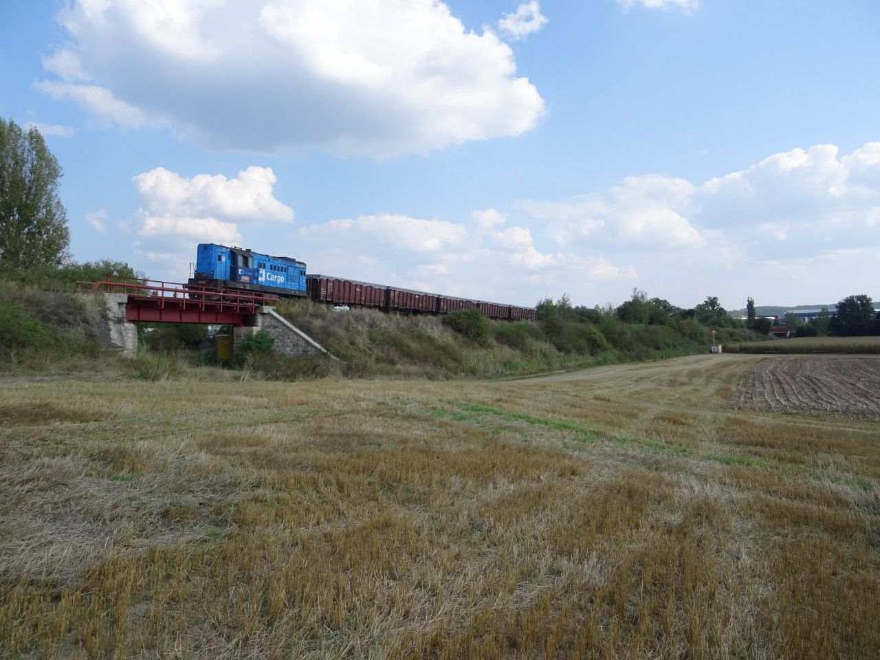 2.289 sune vozy z vle�ky kovo�rotu, d��ve kas�rna.