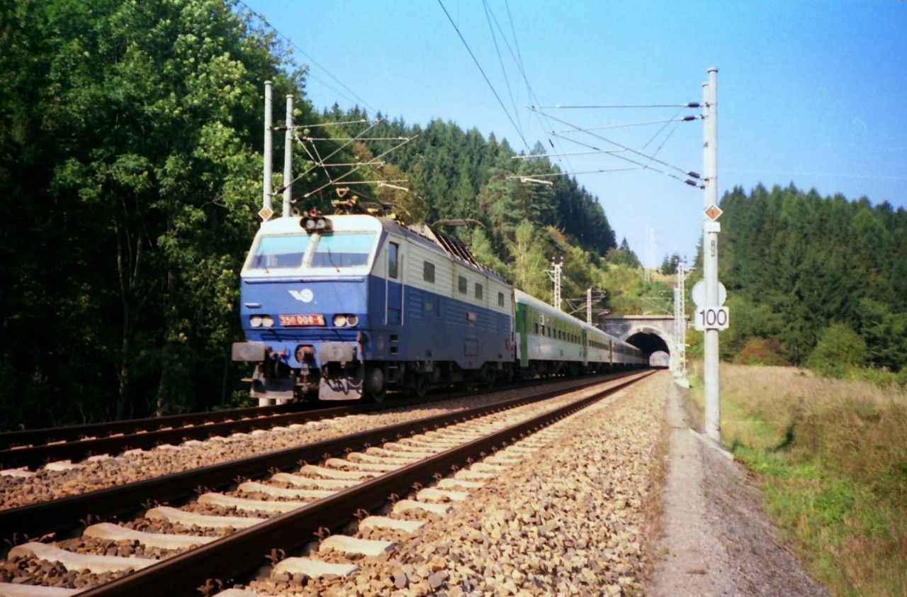 350.008 Hradec n. Svitavou - Dlouh (tunel . 11 - Muzlovsk) 3.10.2001,EC 73 Smetana (Praha - Wien)