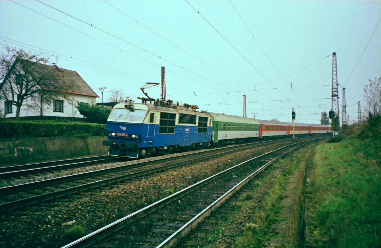 350.018 esk Tebov - odb.Parnk 16.11.2001, EC 76 Comenius (Budapest - Praha)