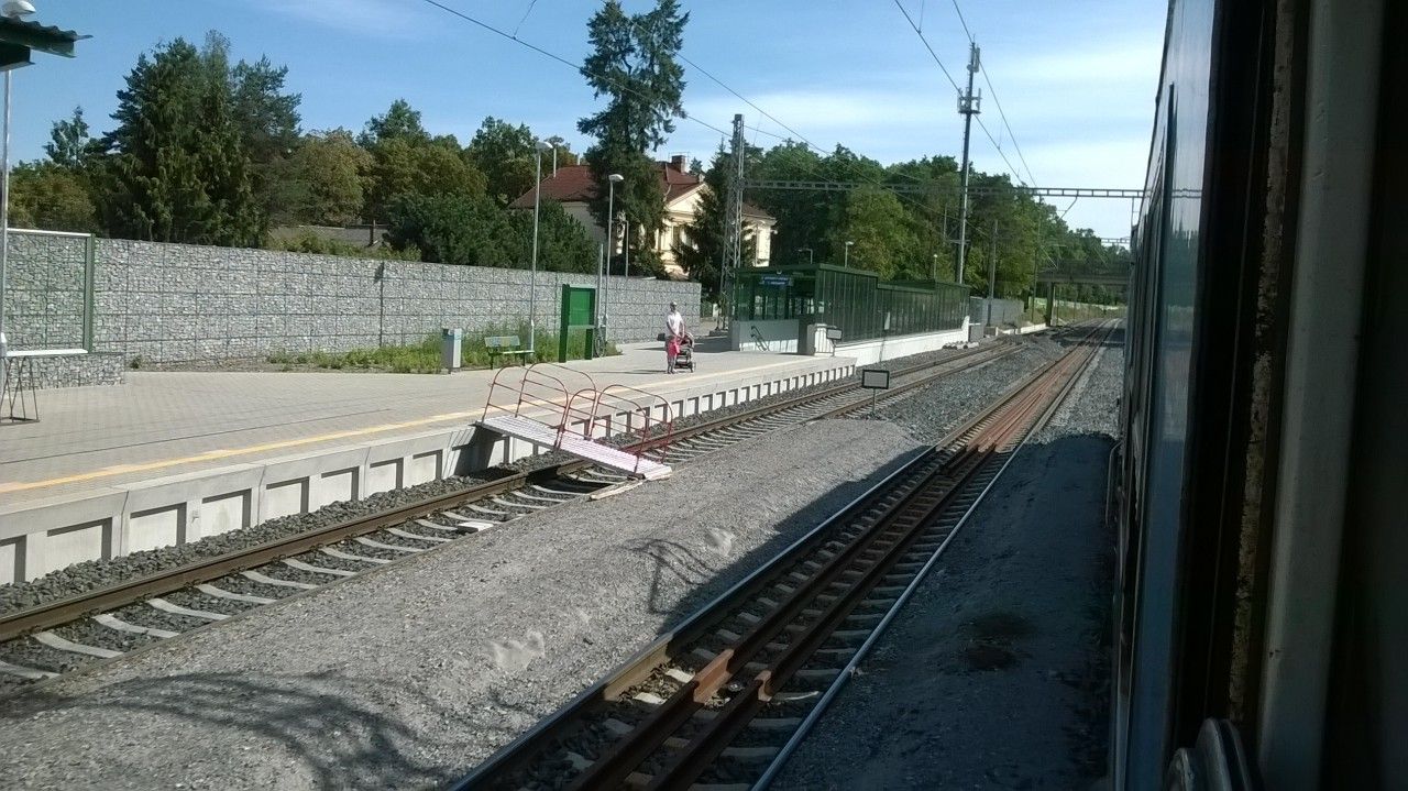zast�vka Praha-Kl�novice, provizorn� n�stupi�t� u 0. koleje a l�vky k n�mu p�es vylou�enou 2. kolej