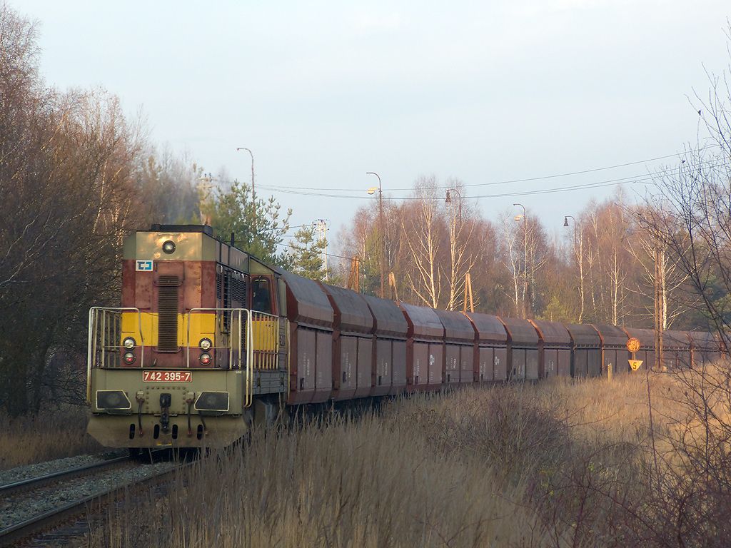 395 na postrku wapek vj�d� do stanice...