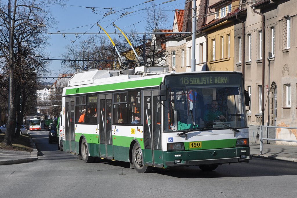 Trolejbus 21Tr . 490, Plze Bory, kiovatka Mnesova x V Bezovce, 21.3.2018