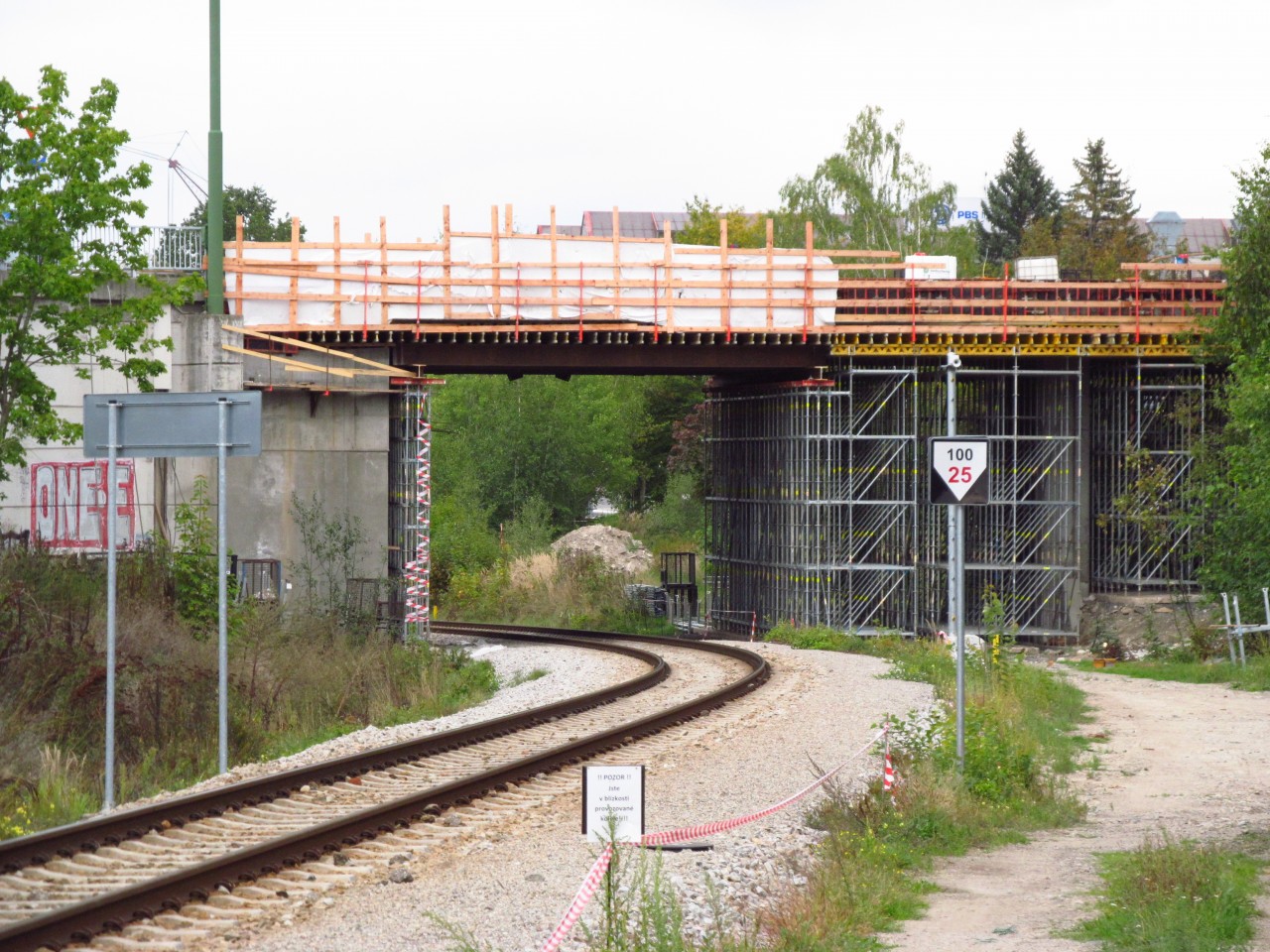 Stav vstavby mostu (star most slouil v letech 1995 - 2019) v Tebi-Hrotovick ul.