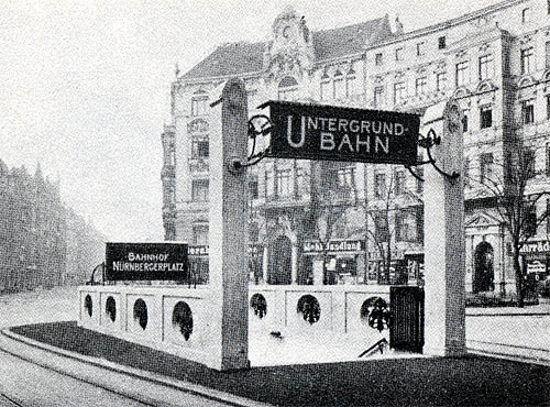 Vstup do stanice Nrnberger Platz v dob svho vzniku