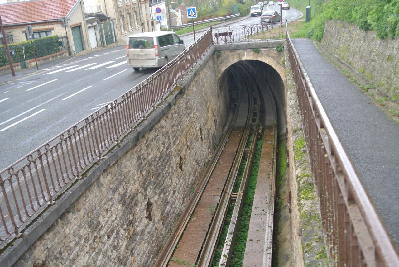 Tunel tak pochz z doby ozubnicov tramvaje, je v nm spltka