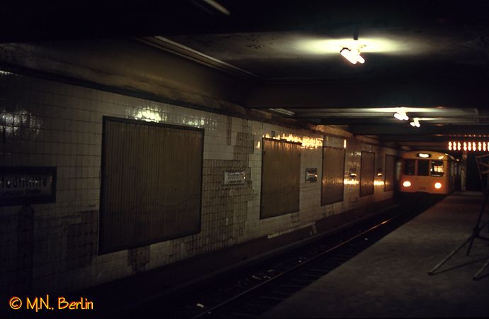 Nstupit stanice Stadtmitte na lince U6 v dob, kdy stanic vlaky jen projdly