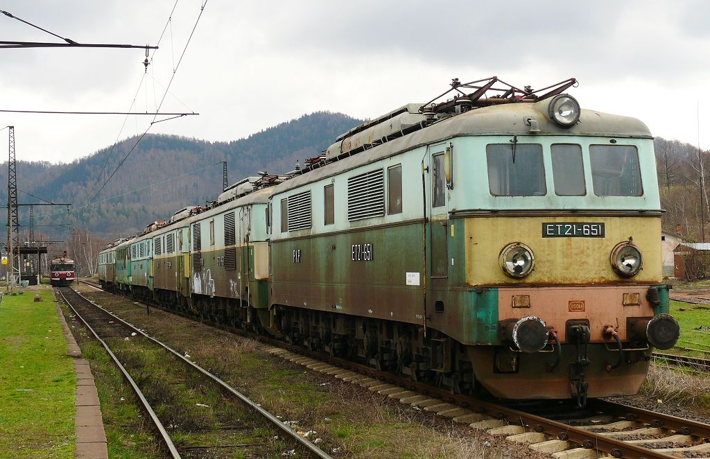 Walbrzych Glowny : ET 21-651 a dal��