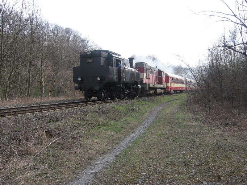 423.041 v ele historickho vlaku do Beskyd, sek Paskov - Vratimov.