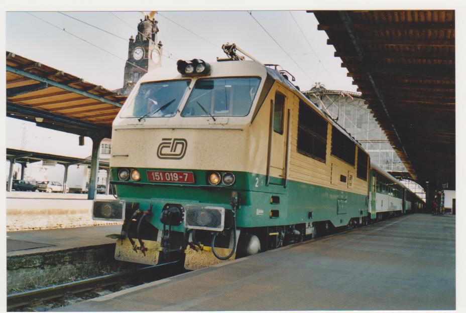 151.019 prv dorazila s Ic 504 Perner do Prahy hl.n., ervenec 2004