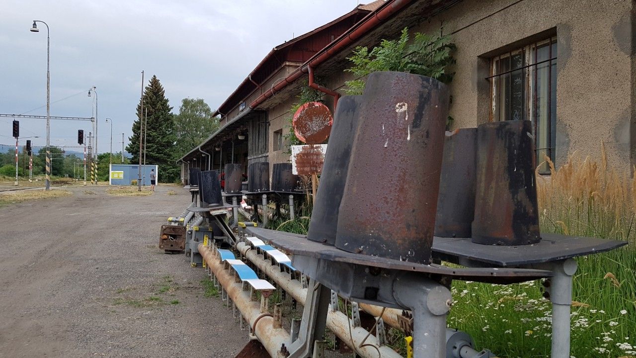 V Louce prob�haj� pr�ce hlavn� na zabezpe�ovac�m za��zen�.