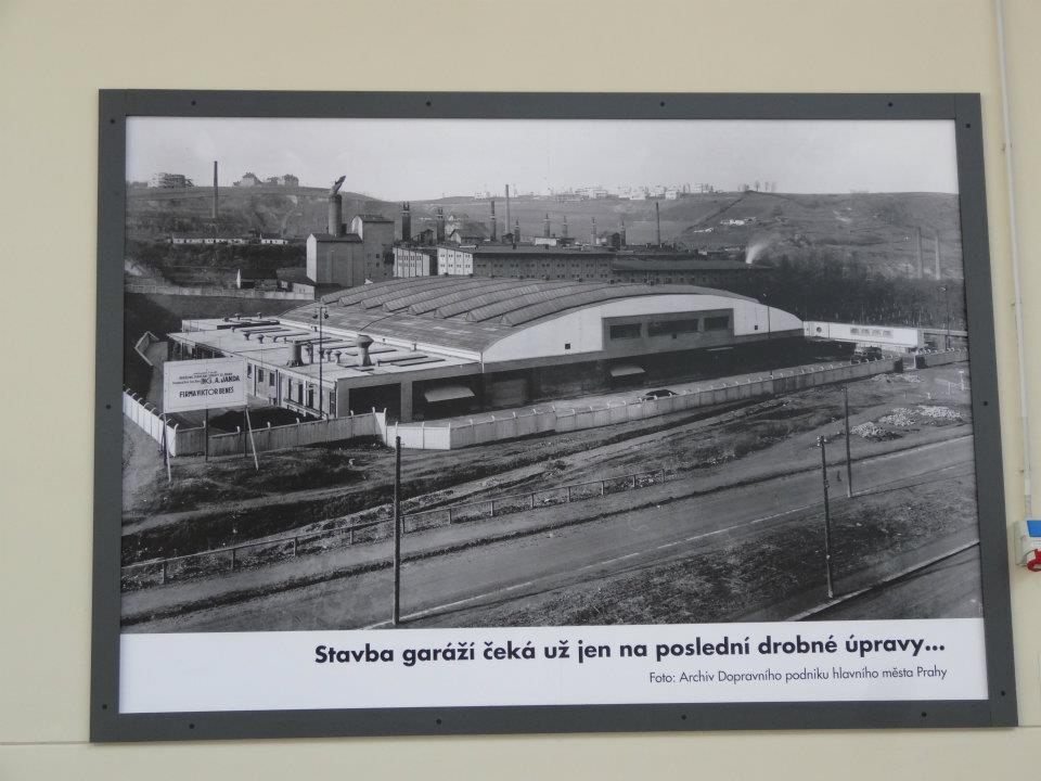 V dnenm parkoviti Kauflandu se nachz upomnkov fotografie z dob, kdy byly gare Dejvice.