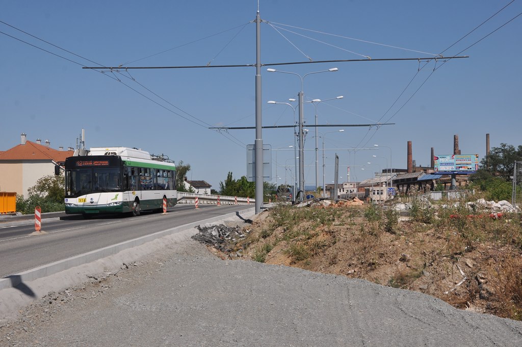 Trolejbus 26Tr . 574 na Domalick v mst napojen na stvajc most. Plze, 23.7.2019