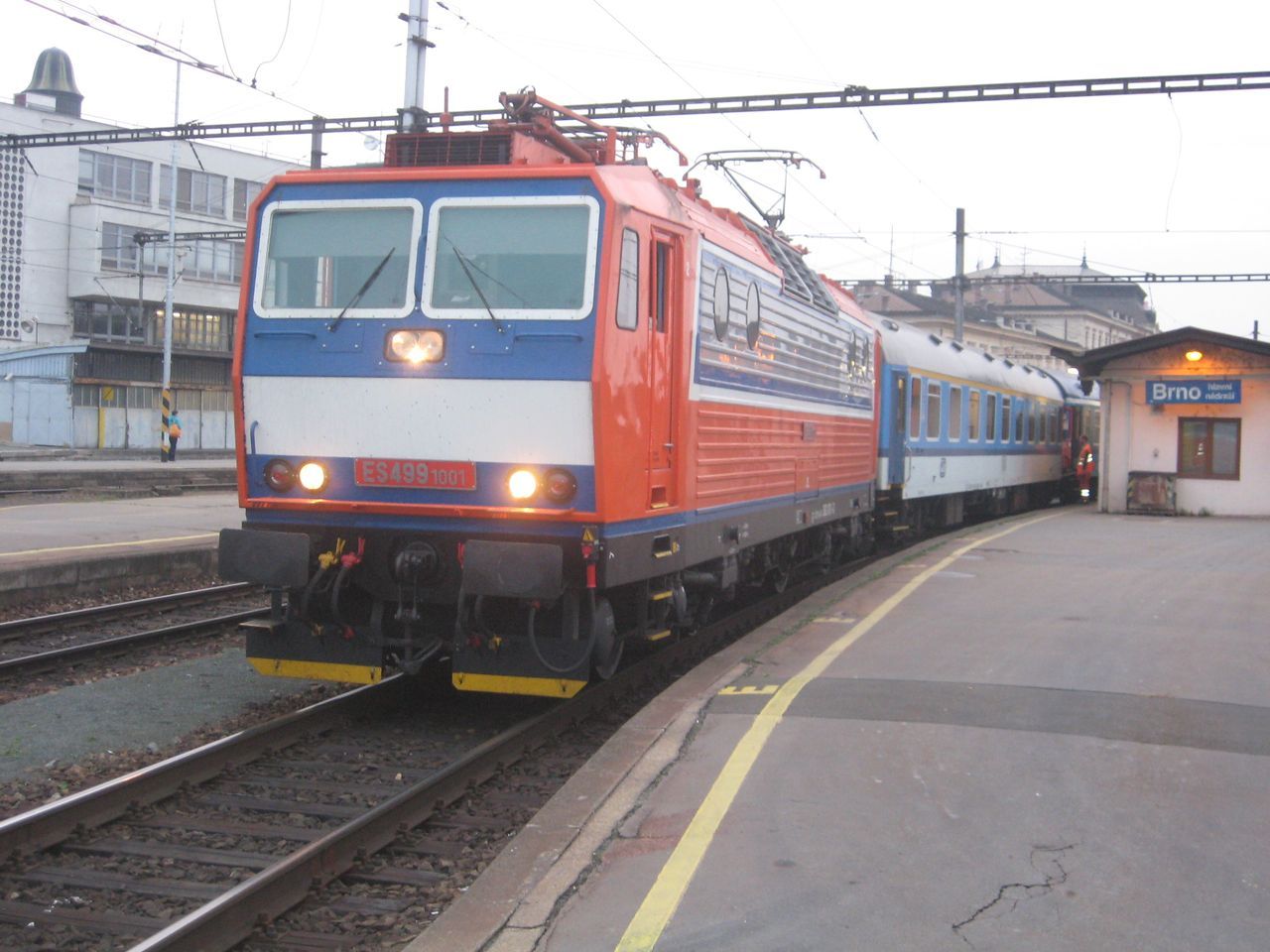Prototypov eso ES 499.1001 (362.001) D ve stanici Brno hl.n. po pjezdu R 983 Vysoina. 