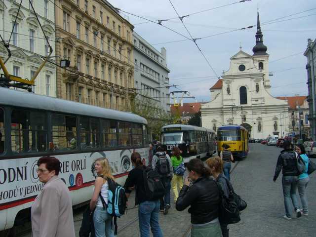 Za pov�imnut� stoj� cestuj�c�, kter�mu se necht�lo vystoupit